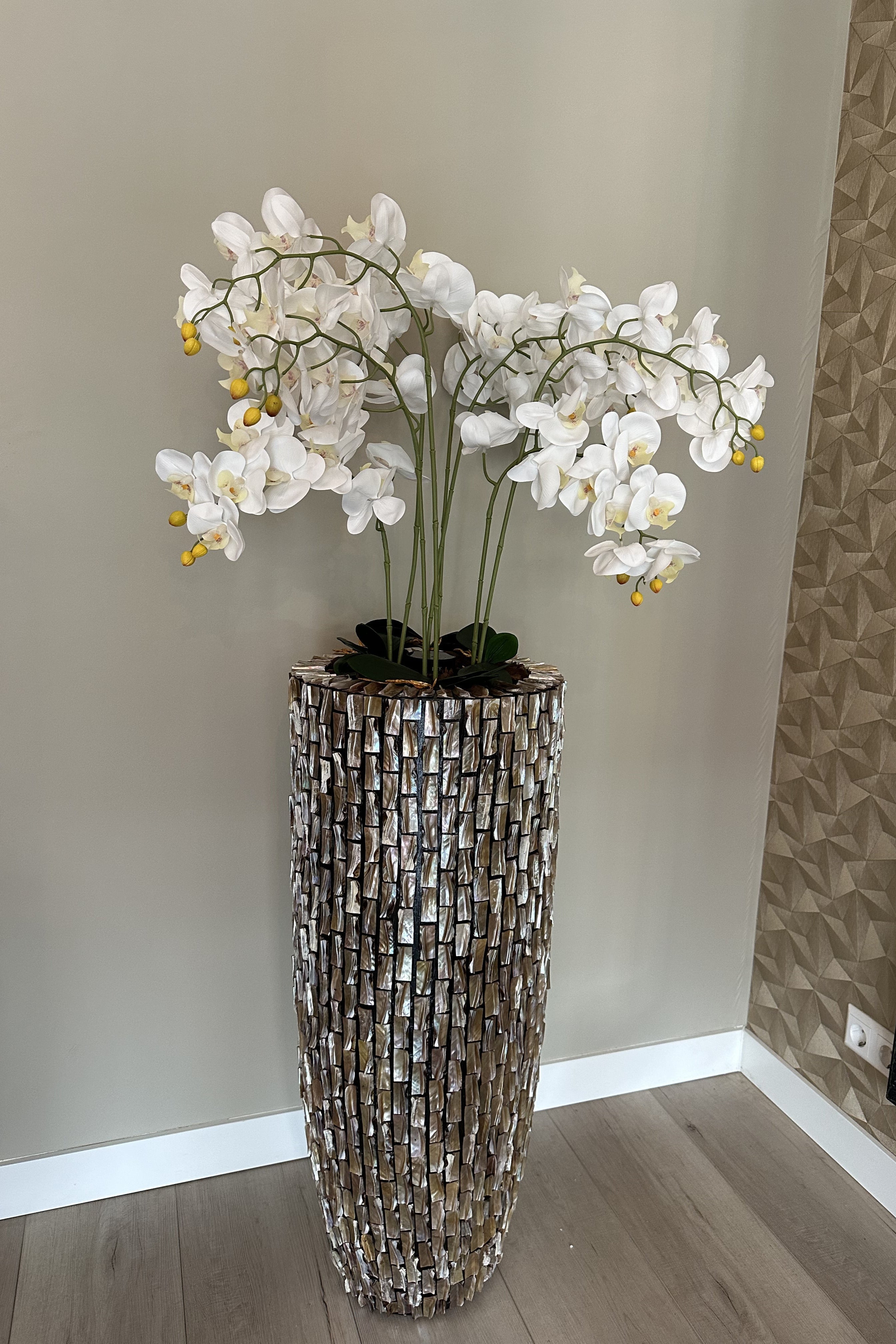 Schelpenvazen met orchideeën