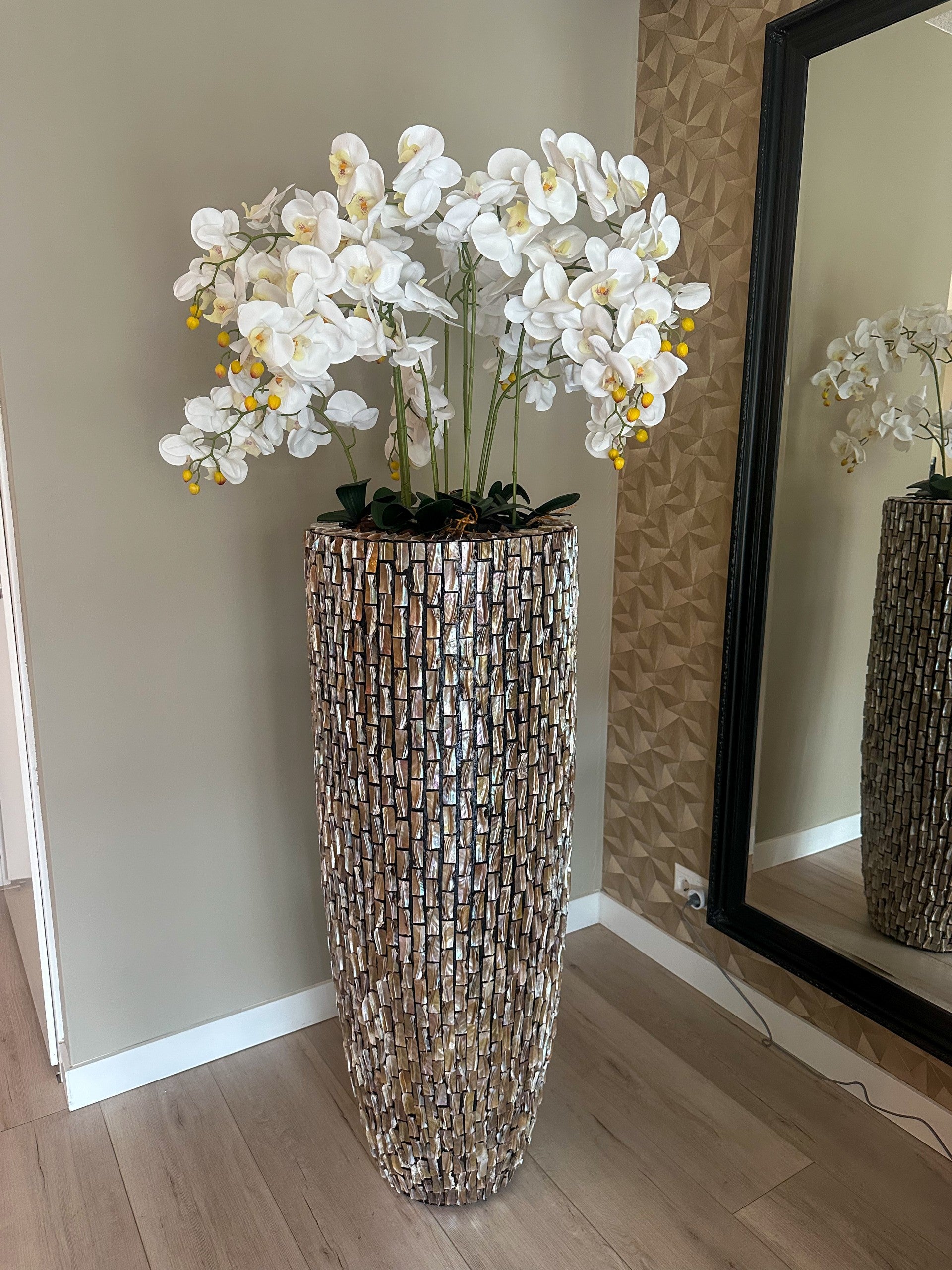 Schelpenvaas 122cm met orchideeën