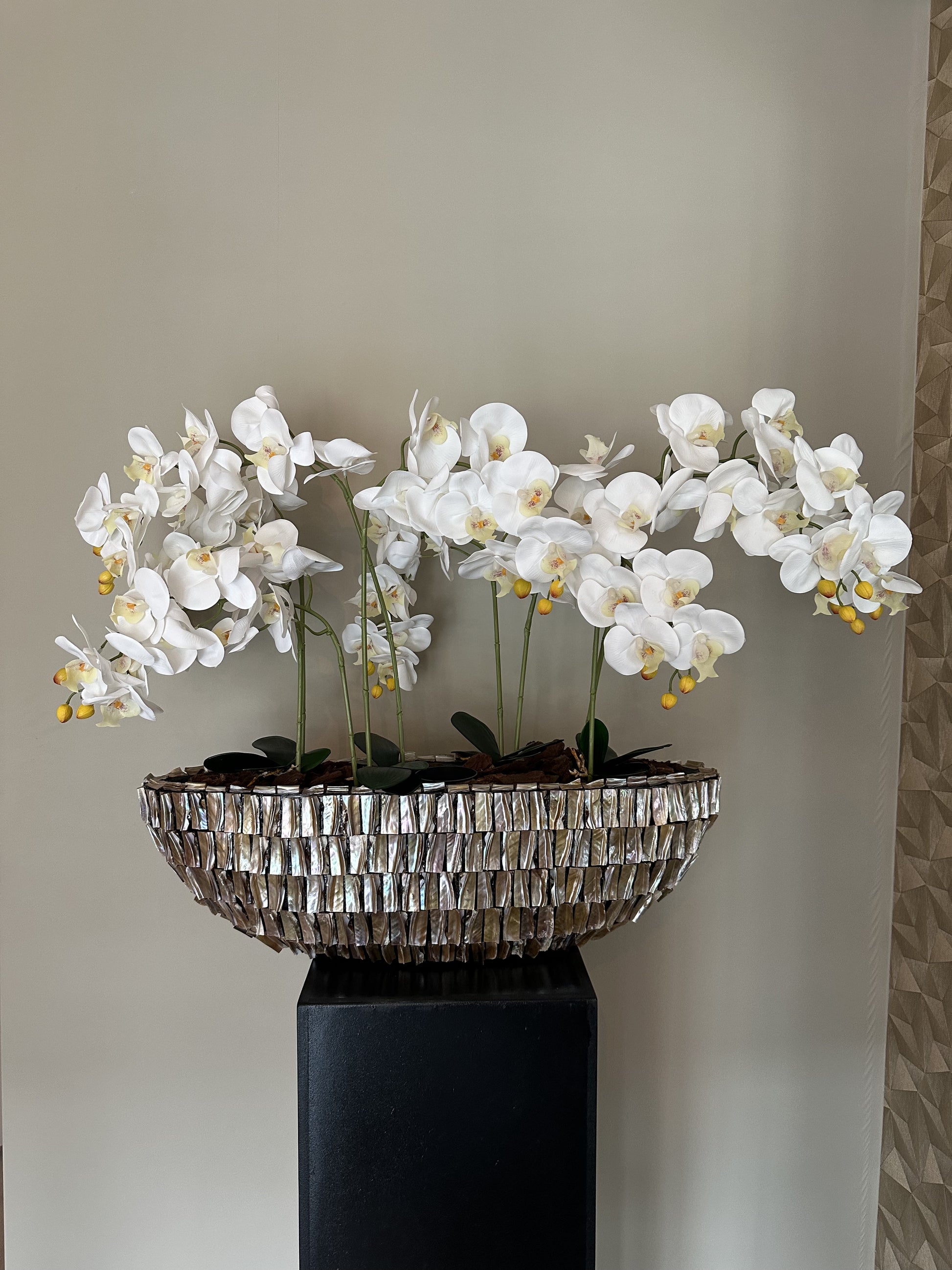 Schelpenvaas boot met orchideeën en geurdiffuser